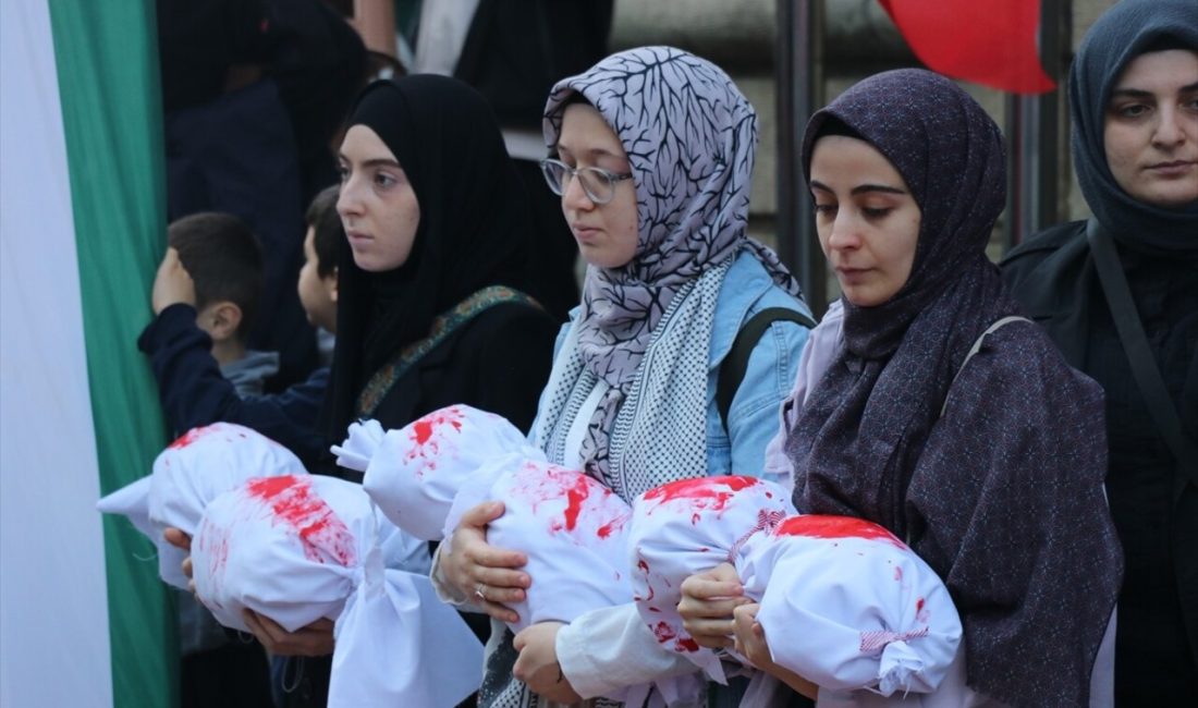 Trabzon'da düzenlenen yürüyüşte Filistin'e