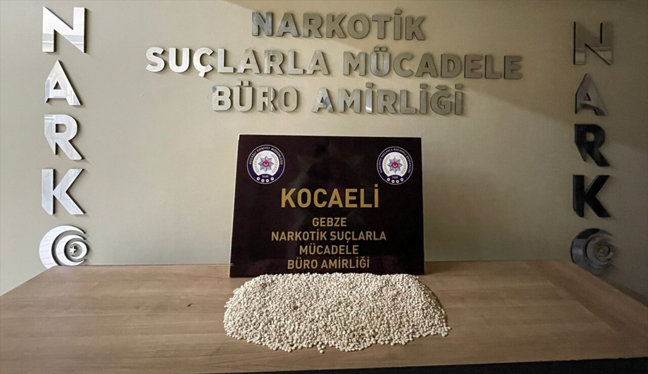 Kocaeli'nin Çayırova ilçesinde 17 bin 757 uyuşturucu hapın ele geçirildiği operasyonda 1 kişi...