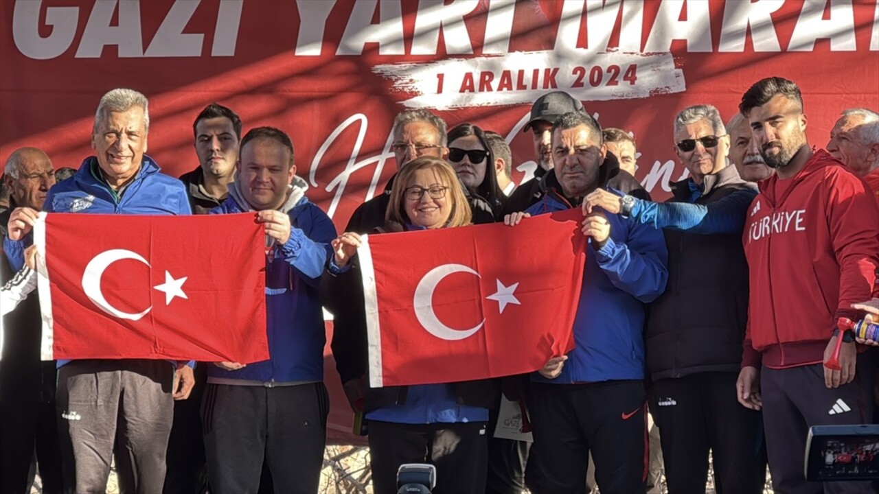 Gaziantep'te bu yıl altıncısı düzenlenen Gazi Yarı Maratonu ve Halk Koşusu başladı. Büyükşehir...