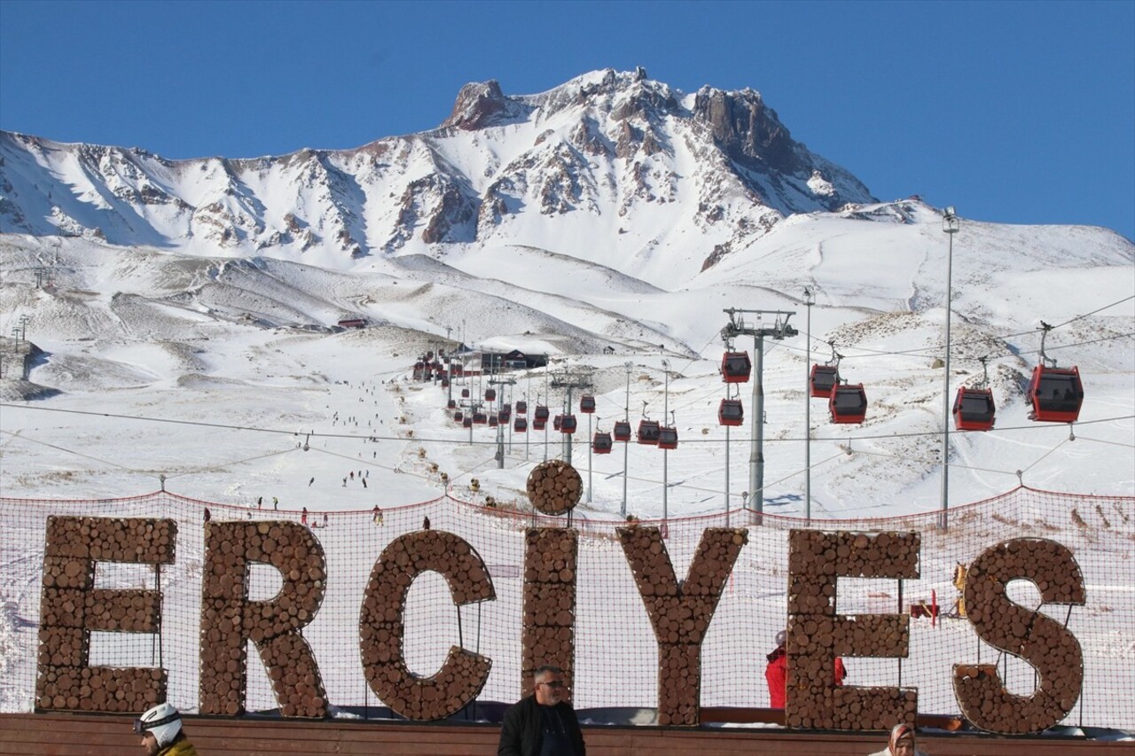 Türkiye'nin önemli kayak merkezlerinden Erciyes Kış Sporları ve Turizm Merkezi'nde, yerli ve...