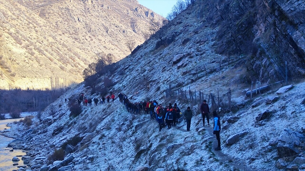 Hakkari'de küçükbaş hayvanların otlatıldığı alana giderken kayalıklardan düşen genç hayatını...