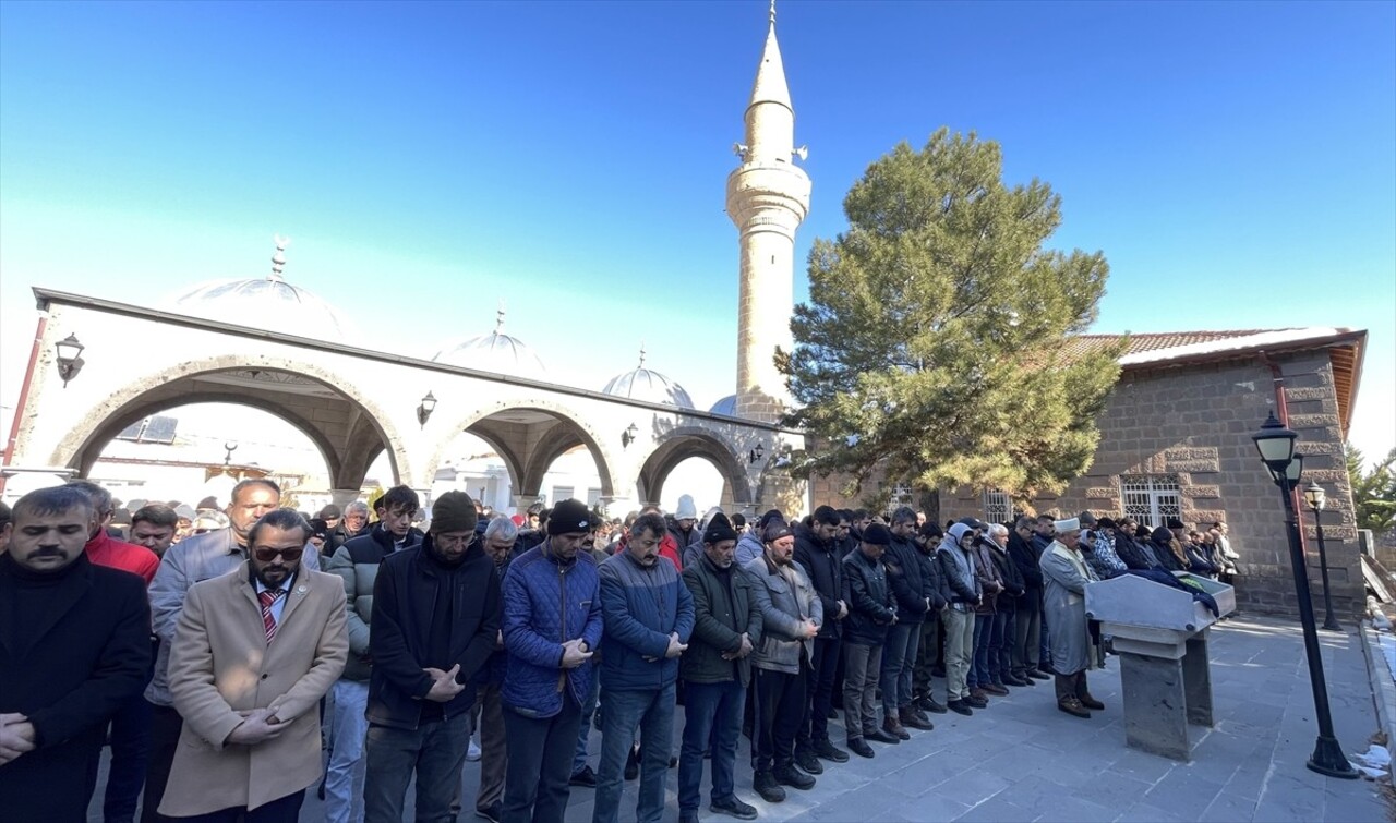 Kayseri Organize Sanayi Bölgesi'nde mobilya fabrikasında çıkan yangında hayatını kaybeden...