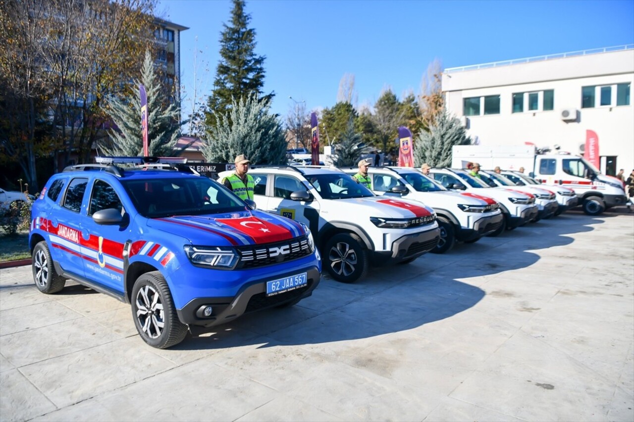 Tunceli'de emniyete ve jandarmaya tahsil edilen 44 yeni araç hizmete sunuldu. Valilik binası...