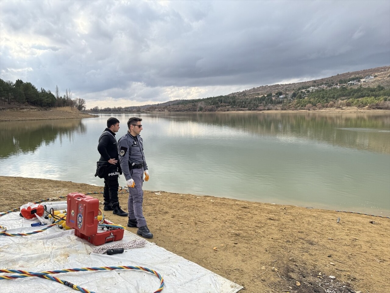 Uşak'ta, kamp için evden ayrıldıktan sonra haber alınamayan kişi için gölette arama çalışması...