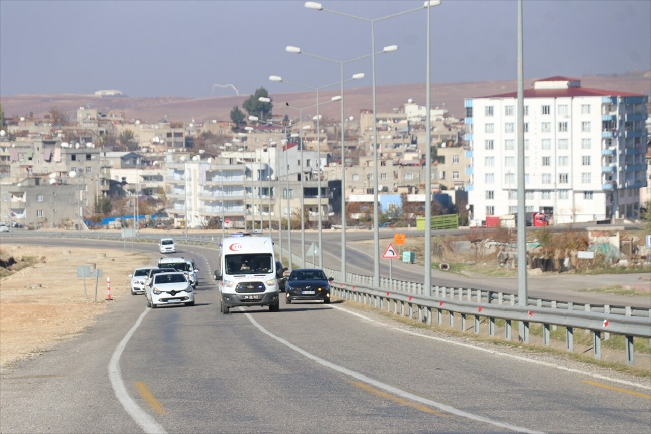 Siirt'te, ambulanslara olay yerine veya sağlık kuruşlarına hızlı ulaşması için geçiş üstünlüğü...