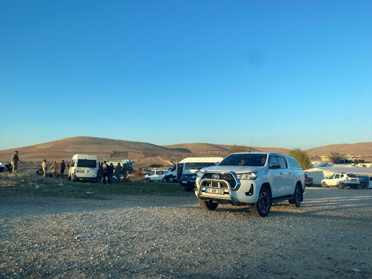 Diyarbakır'ın Çınar ilçesinde iki aile arasında çıkan taşlı ve sopalı kavgada 10 kişi yaralandı....