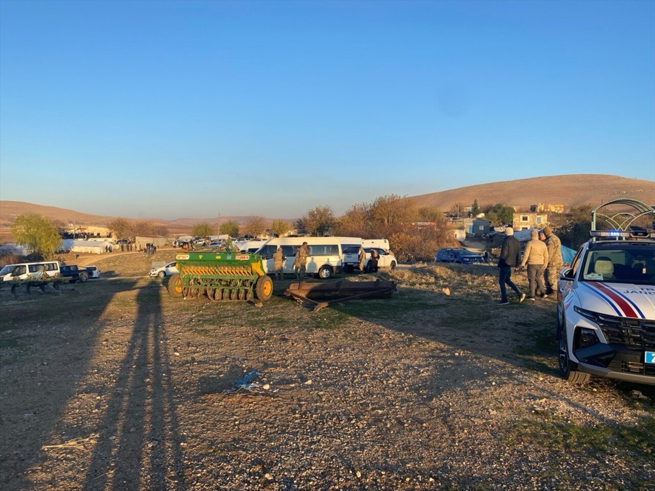 Diyarbakır'ın Çınar ilçesinde iki aile arasında çıkan taşlı ve sopalı kavgada 10 kişi yaralandı....