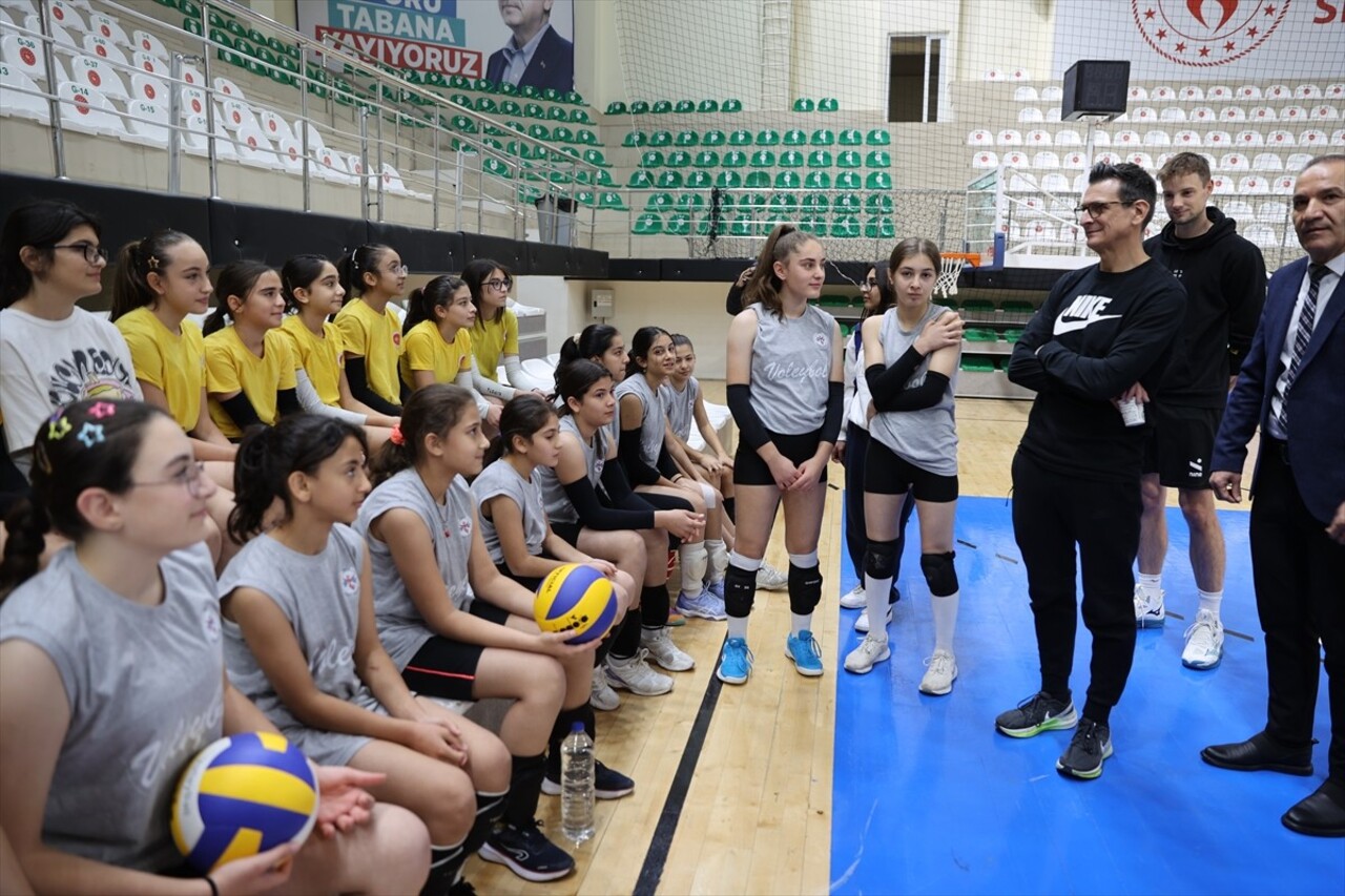 VakıfBank Kadın Voleybol Takımı Başantrenörü Giovanni Guidetti’nin, kız çocukları için hayata...