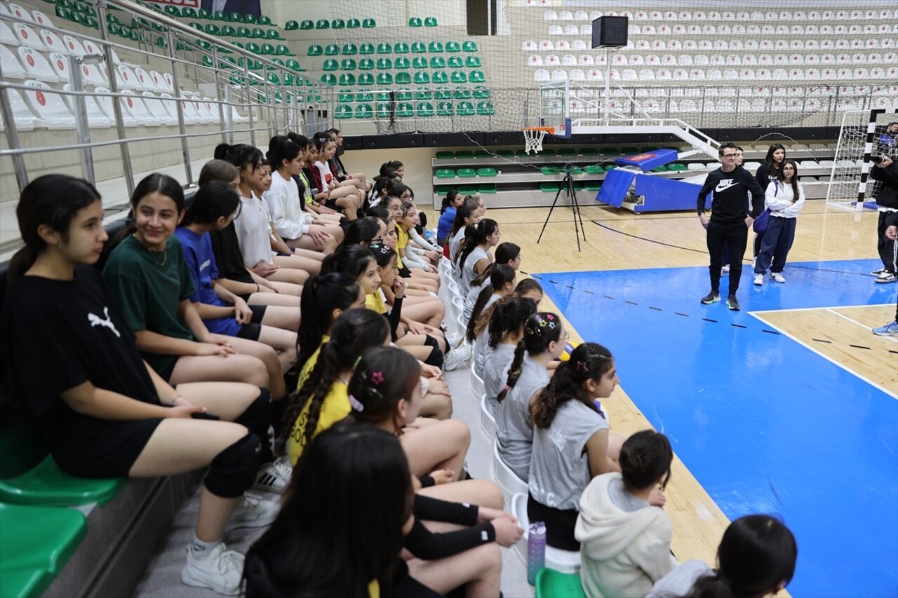 VakıfBank Kadın Voleybol Takımı Başantrenörü Giovanni Guidetti’nin, kız çocukları için hayata...