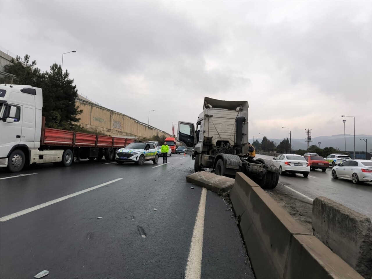 D-100 kara yolunun Kocaeli kesiminde beton bariyere çarparak kaza yapan tır nedeniyle İstanbul...