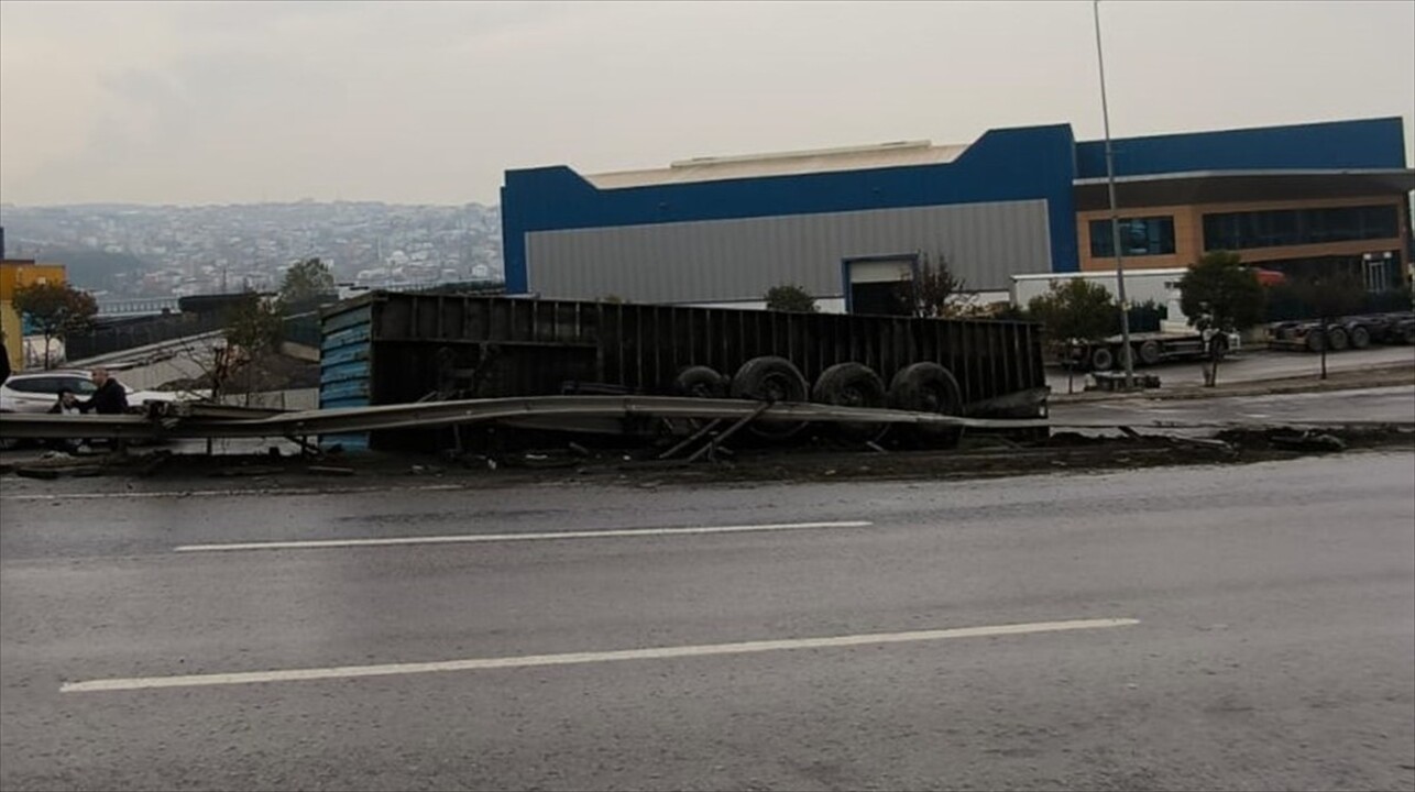 D-100 kara yolunun Kocaeli kesiminde beton bariyere çarparak kaza yapan tır nedeniyle İstanbul...