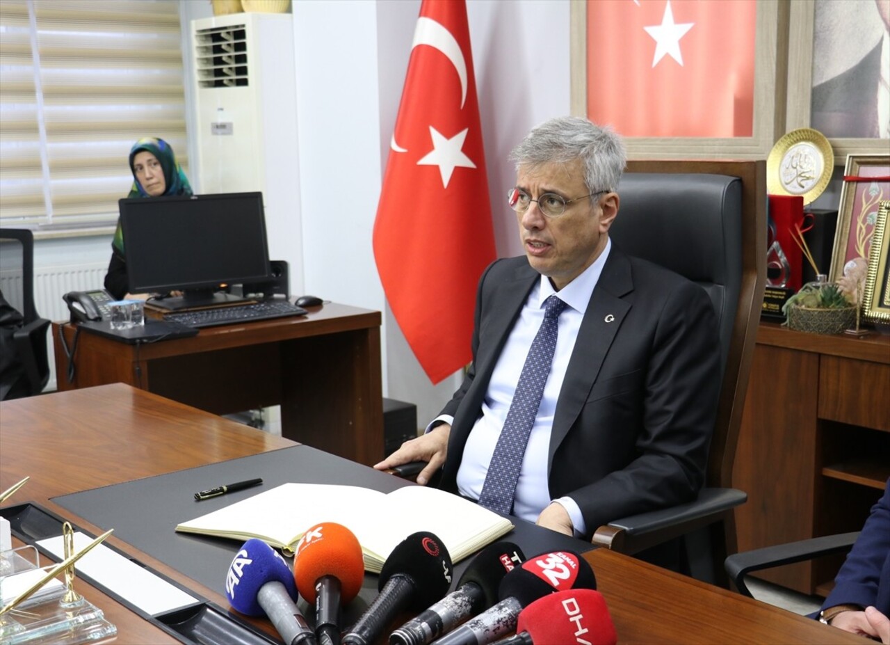 Sağlık Bakanı Kemal Memişoğlu, Mimar Sinan Caddesi'ndeki esnaf ziyaretinin ardından AK Parti...