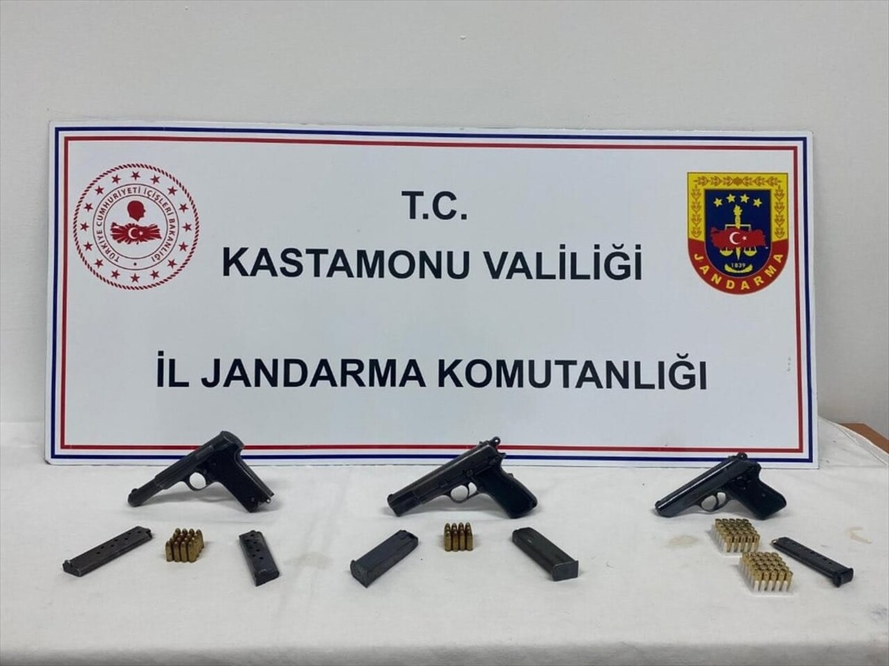 Kastamonu'nun Taşköprü ilçesinde ruhsatsız tabanca satışı yapan şüpheli gözaltına alındı. Yapılan...