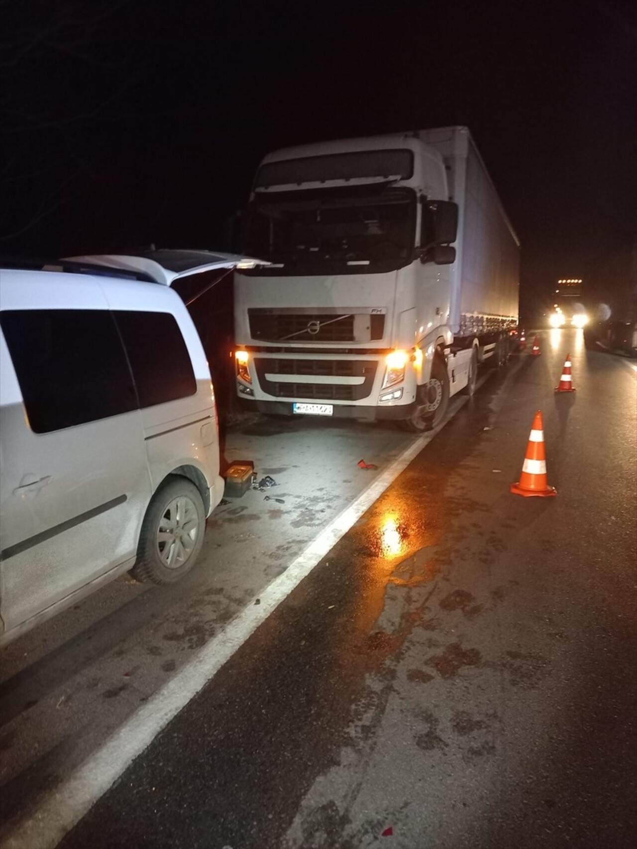 Edirne'de arızalanan tırından aracına bakmak için inen sürücü, başka bir tırın çarpması sonucu...