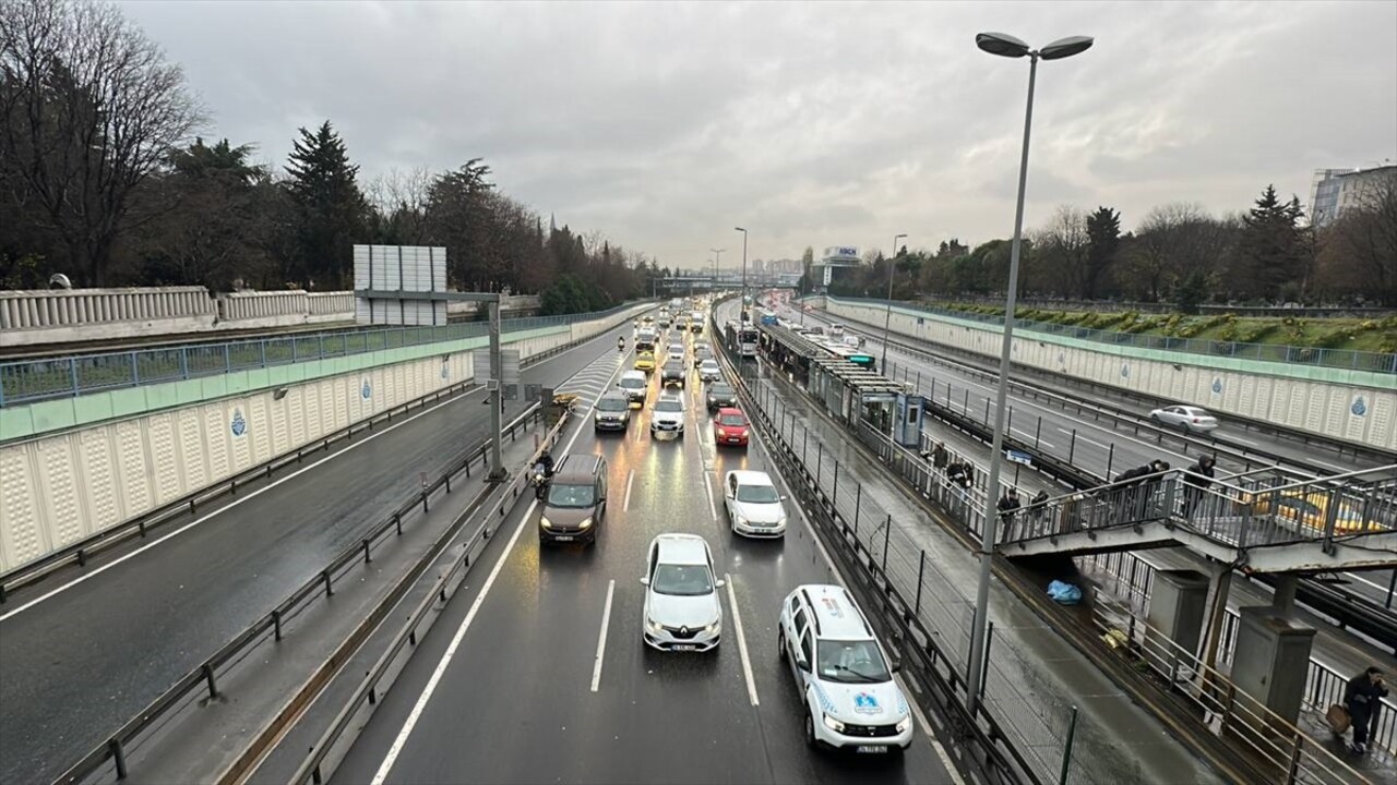 İstanbul'da haftanın üçüncü iş günü yağmurun da etkisiyle trafik yoğunluğu yüzde 78'e...