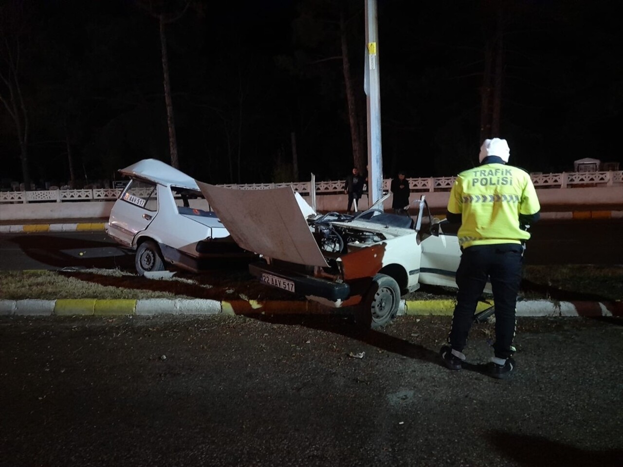 Edirne'nin Uzunköprü ilçesinde aydınlatma direğine çarparak ikiye bölünen otomobildeki 1 kişi...