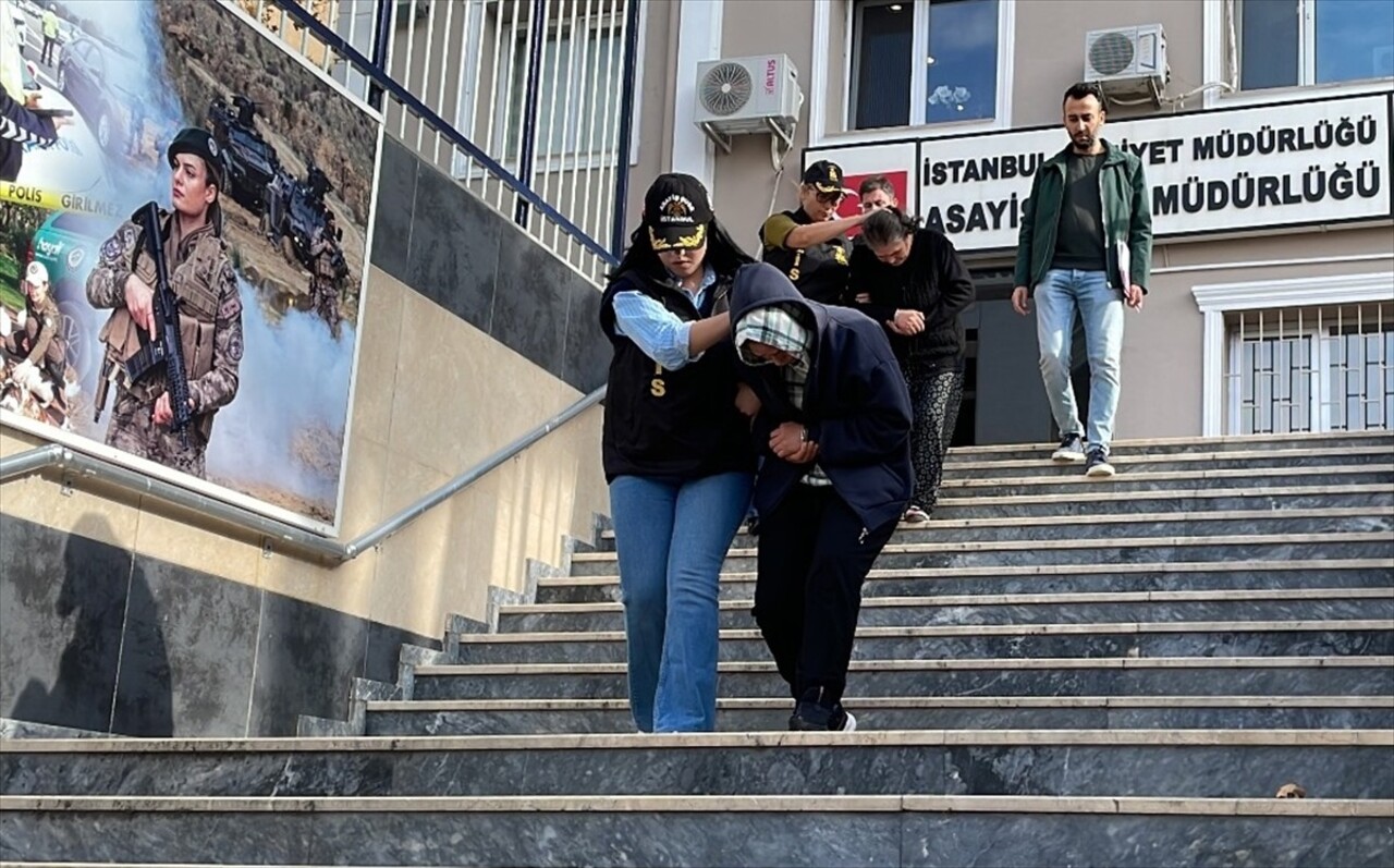 Eyüpsultan'da, müşteri gibi geldikleri kuyumcudan 140 bin lira değerinde 3 altın kolyeyi...