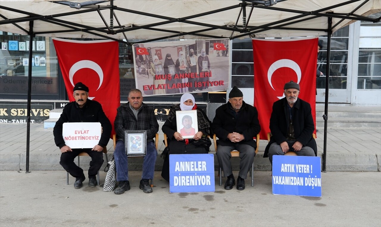 Muş'ta çocuklarını terör örgütü PKK'dan kaçırılan aileler, DEM Parti İl Başkanlığı binası önündeki...