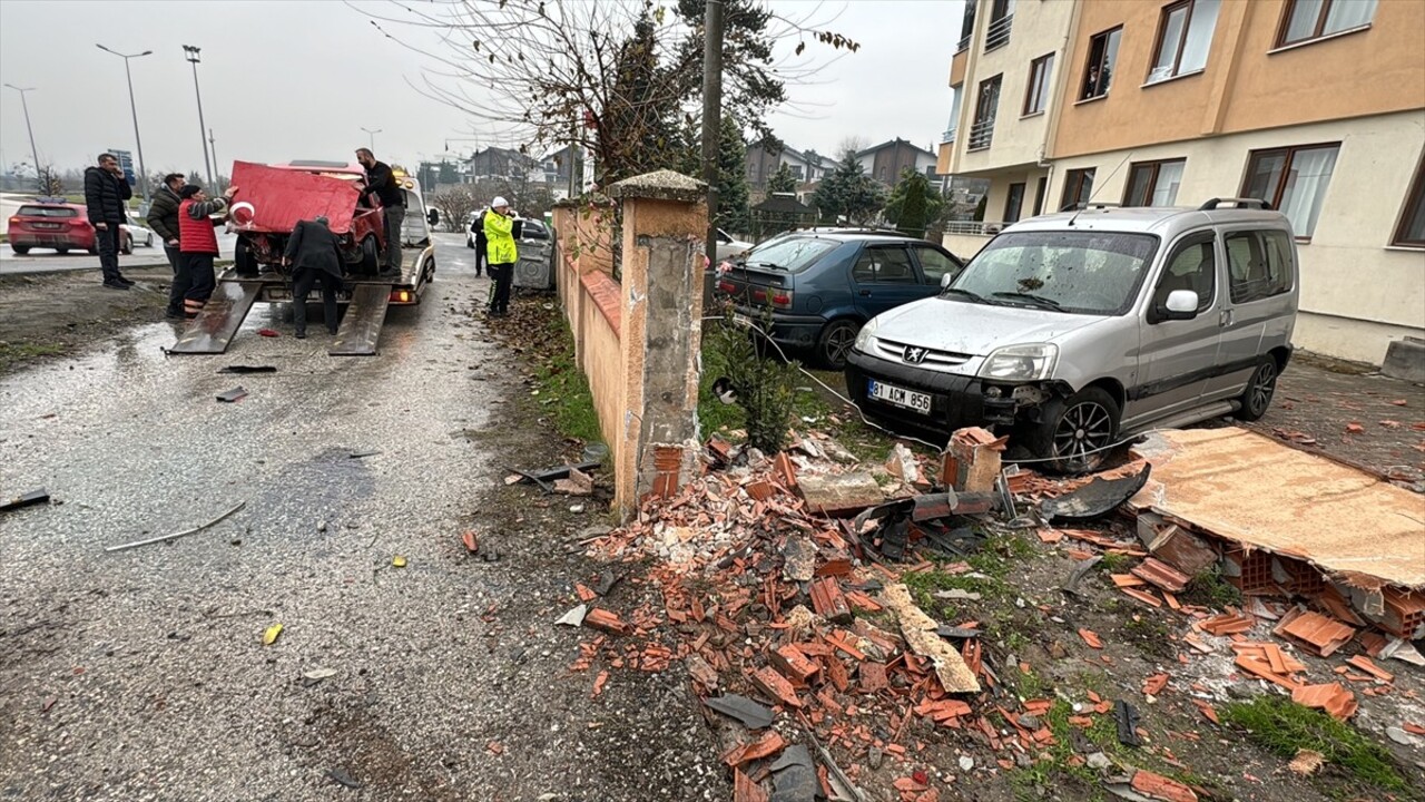 Düzce'de sitenin bahçe duvarına çarpan otomobildeki ikisi çocuk, biri bebek 5 kişi hafif...