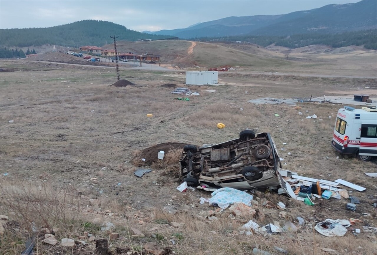 Gaziantep'in Nurdağı ilçesinde minibüsün devrilmesi sonucu 1 kişi öldü, 3 kişi yaralandı. Bölgeye...