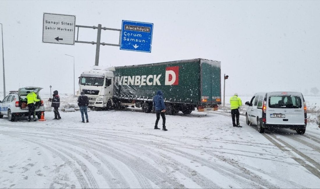 Çorum'un Alaca ilçesinde tır