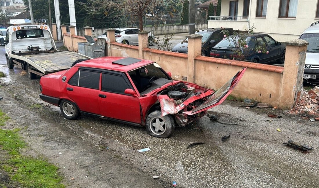 Düzce'de yaşanan kazada, otomobil