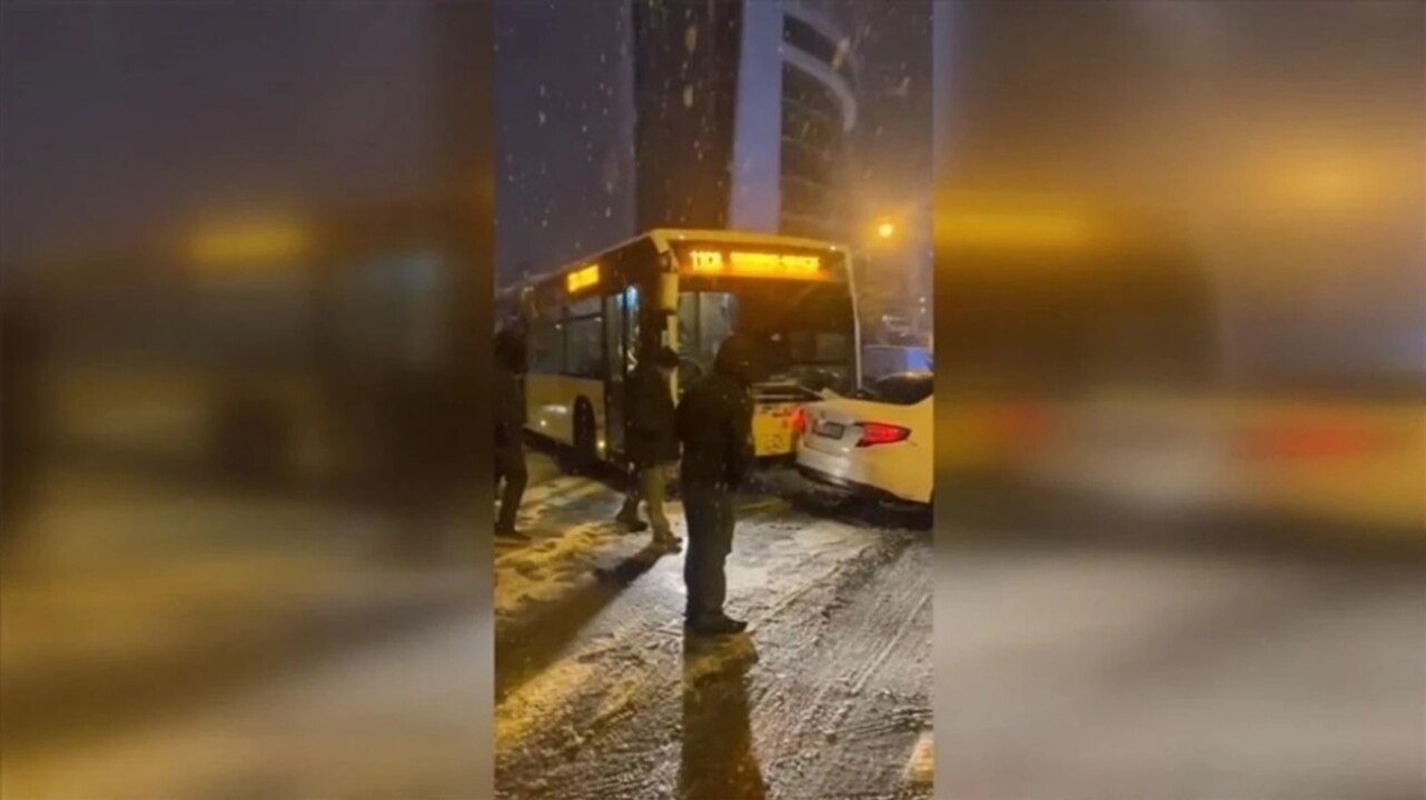 İstanbul'da kar yağışı trafiği alt üst etti! Peş peşe kaza haberleri..